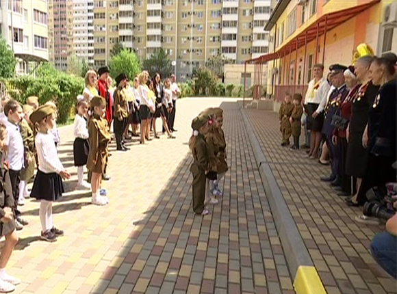 В краснодарском детском саду устроили шествие в честь Дня Победы