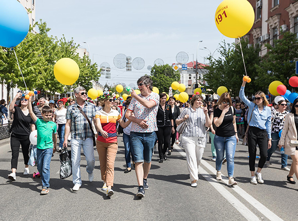 «Факты 24»: в первомайской демонстрации в Краснодаре приняли участие 65 тыс. горожан, в Краснодаре открыли парковый сезон