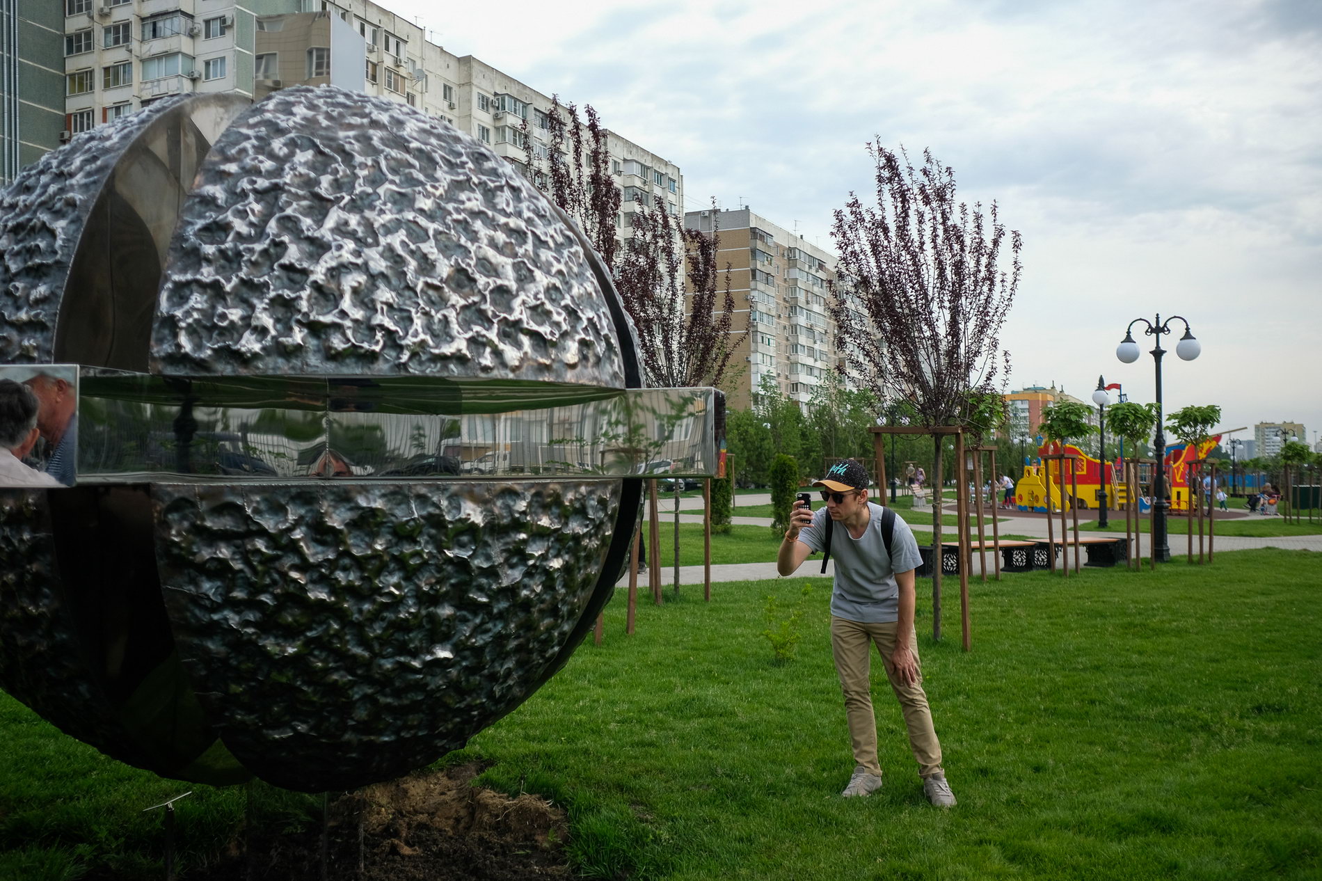Скульптура «Точка» в Юбилейном микрорайоне Краснодара