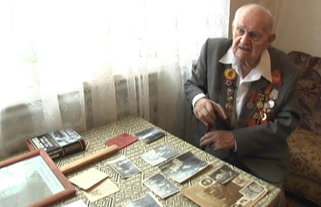 В Абинске волонтеры приехали в гости к 92-летнему ветерану