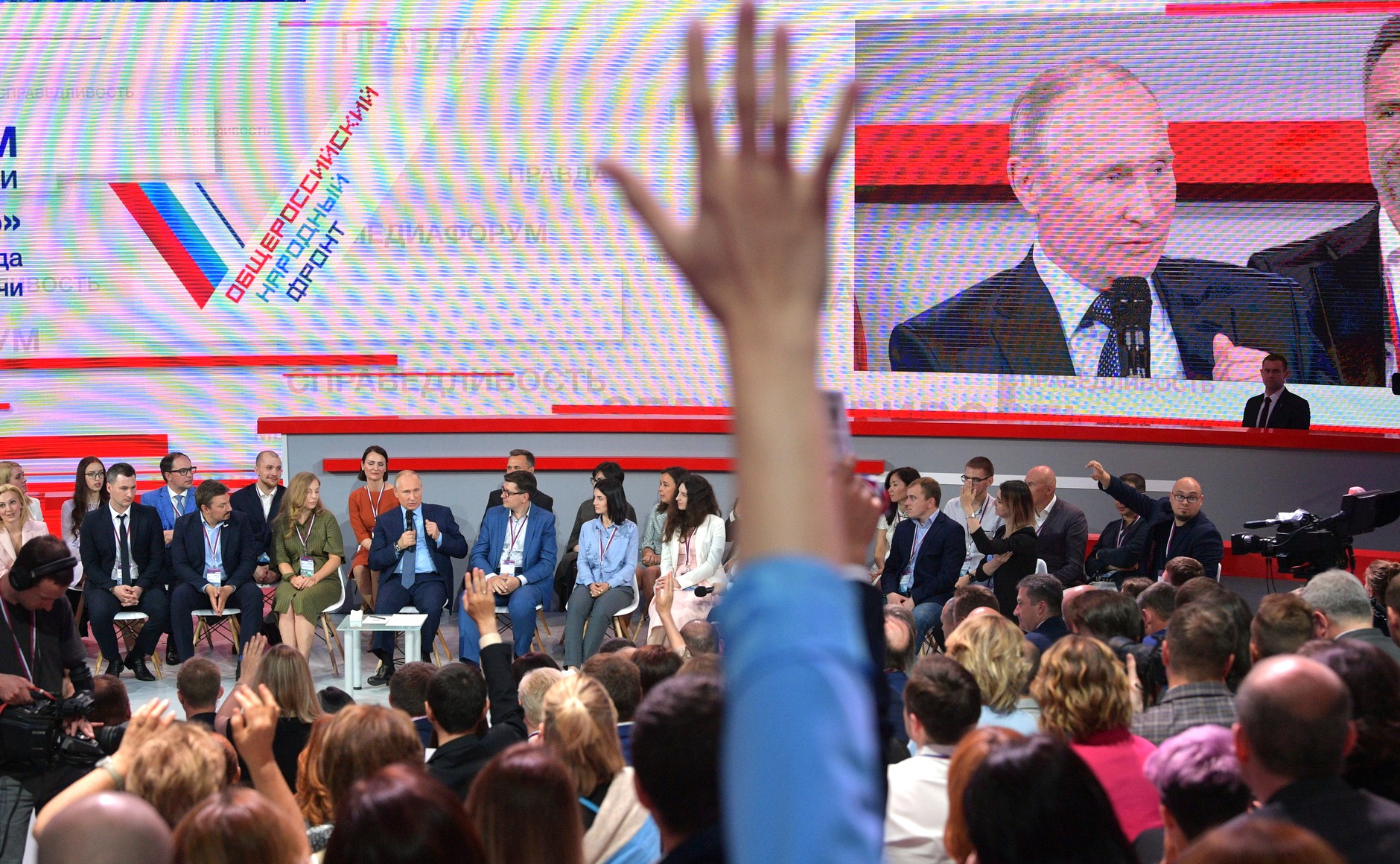 Путин пообещал выяснить, отчего региональному ТВ не дают цифровые частоты