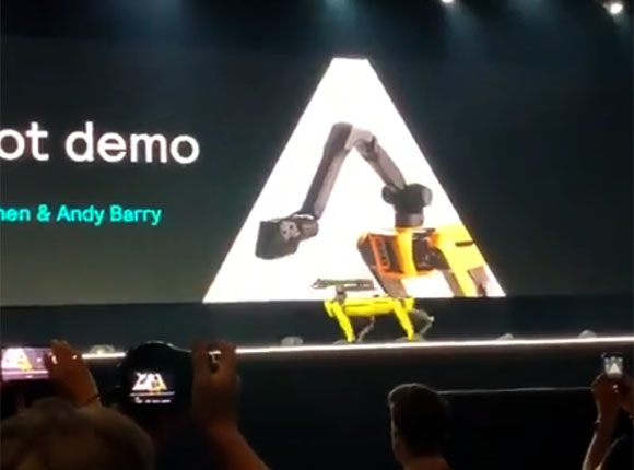 Робот Boston Dynamics споткнулся и упал на конференции в США