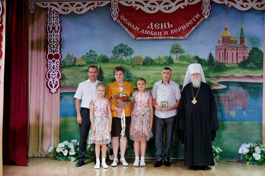 На Кубани многодетные семьи наградили медалями «Родительская доблесть»