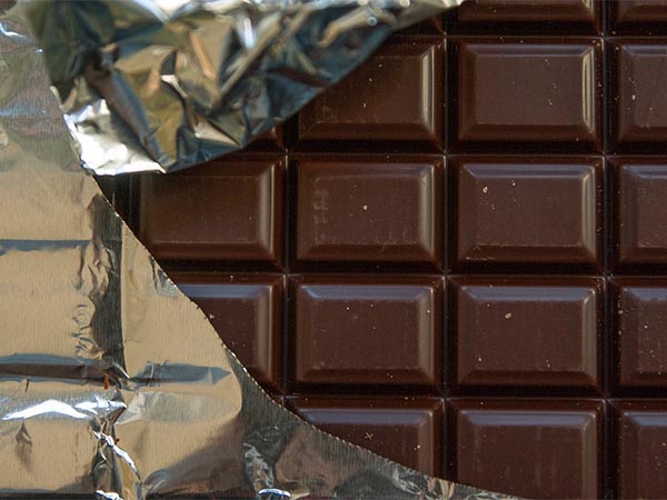 Диетологи рассказали, как есть сало и шоколад на ночь и не толстеть
