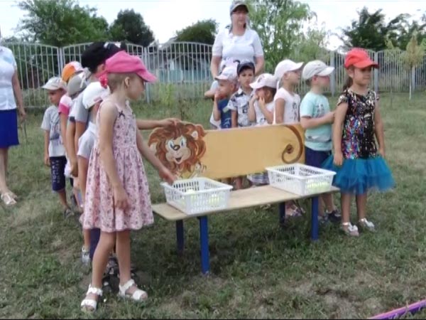 В Мостовском районе дети собрали деньги на лечение одногруппницы из детсада