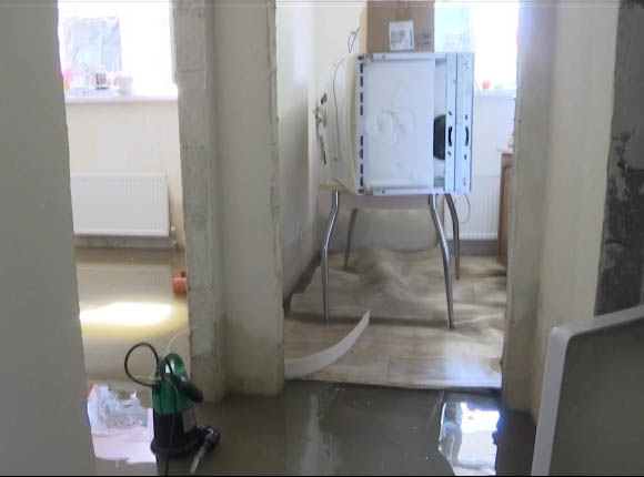 В Краснодаре во время ливня затопило квартиры жильцов цокольного этажа