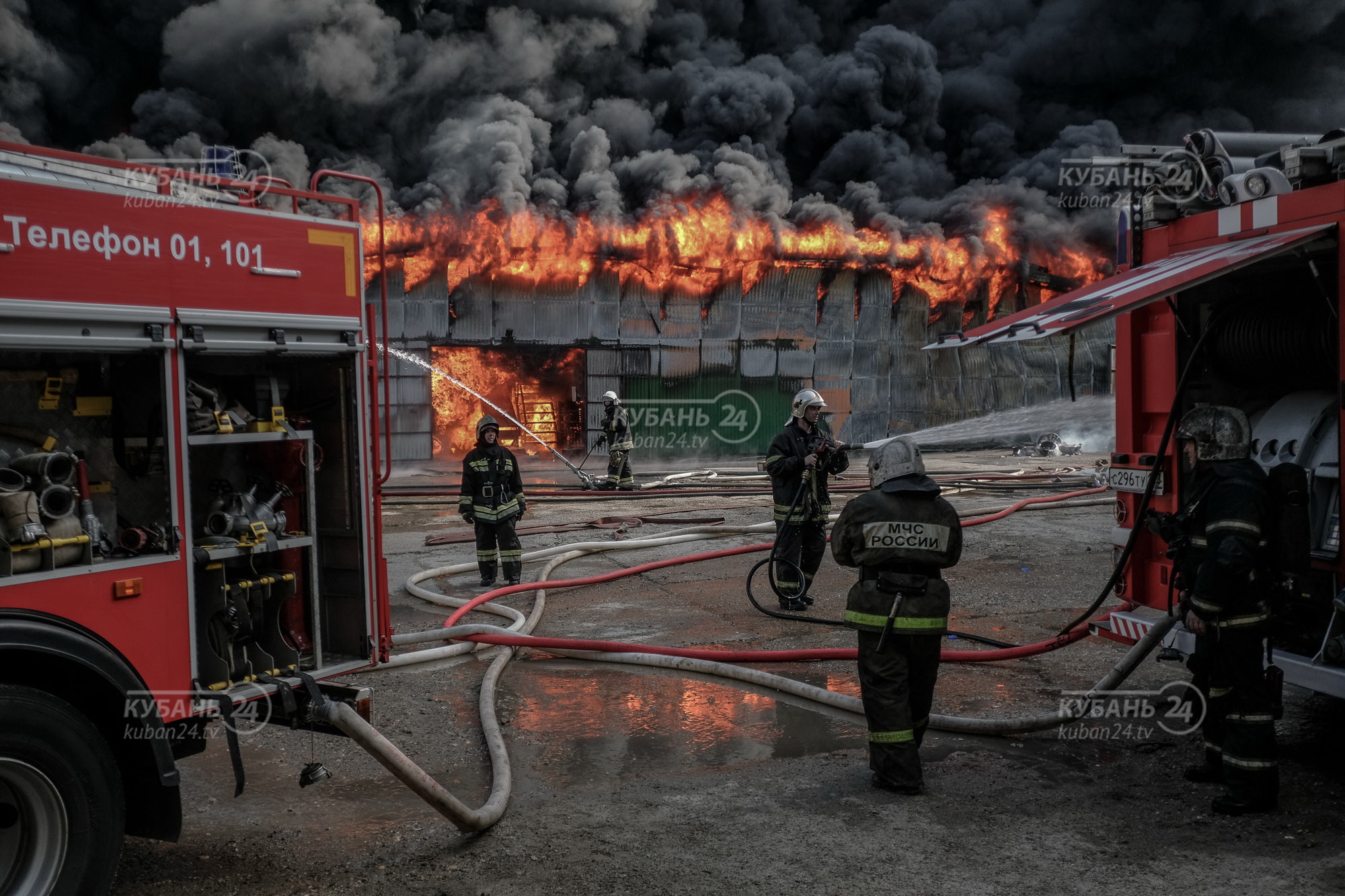 Крупный пожар на складе шин в Краснодаре. Фоторепортаж