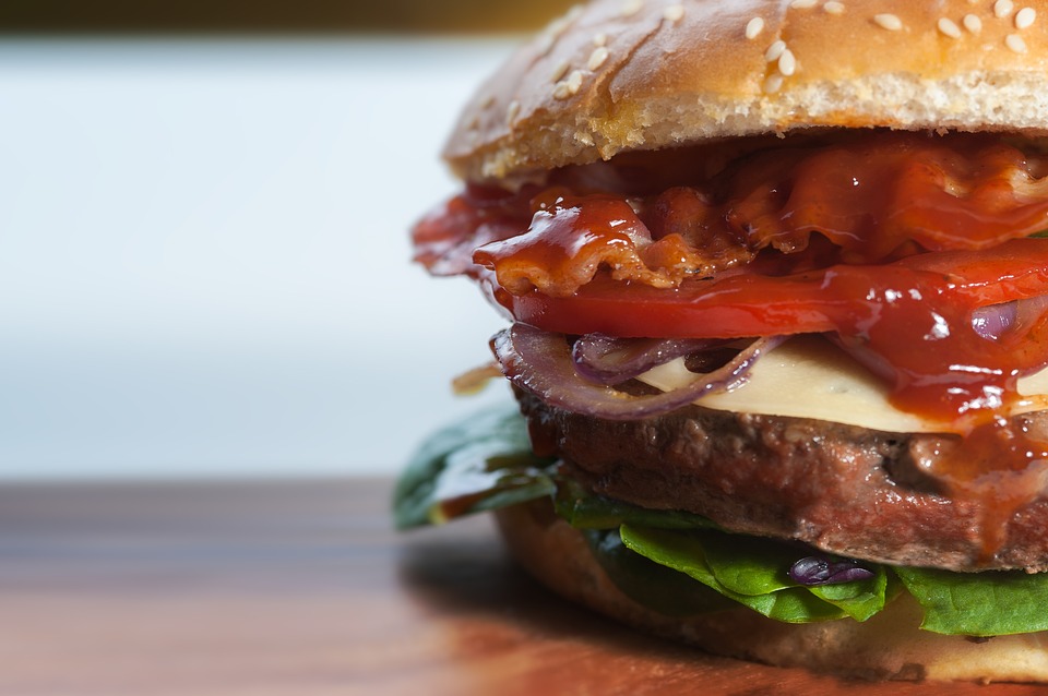 Диетолог разрешила съедать один гамбургер в неделю, но есть одно «но»