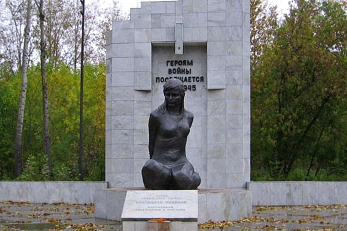 Город героев омск. Памятник Лизе Чайкиной в Омске. Памятник партизанке е и Чайкиной Омск.