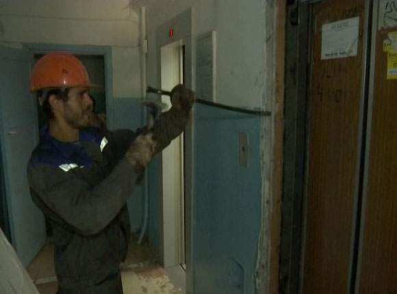 В Краснодаре четвертый месяц не могут завершить замену старых лифтов в домах