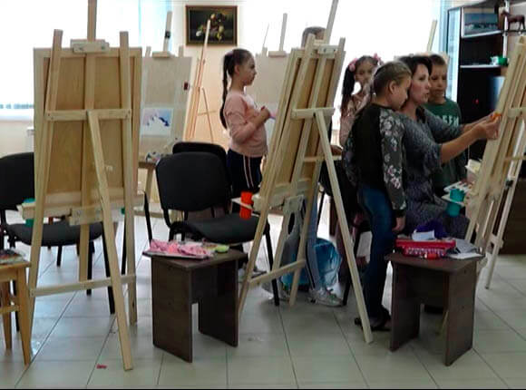 Жительница Ленинградского района с помощью господдержки открыла студию ИЗО