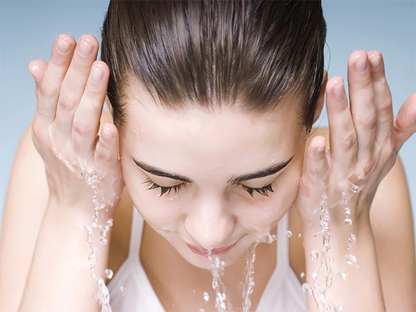Уход за лицом: несмытая мицеллярная вода вредит клеткам кожи