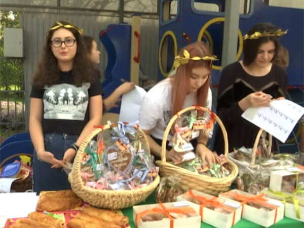 Ученики краснодарской гимназии провели благотворительную ярмарку