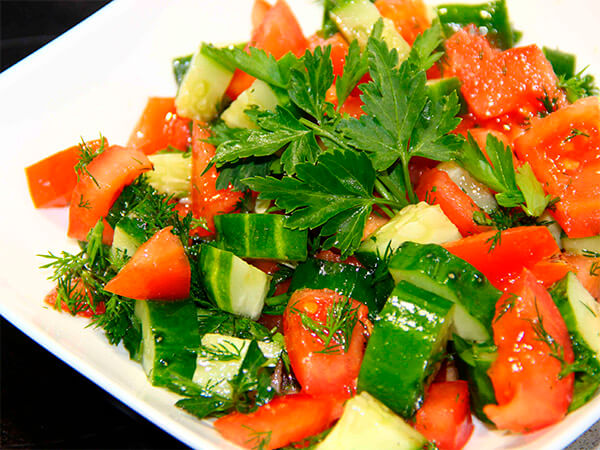 Обычный салат из огурцов и помидоров опасен для здоровья