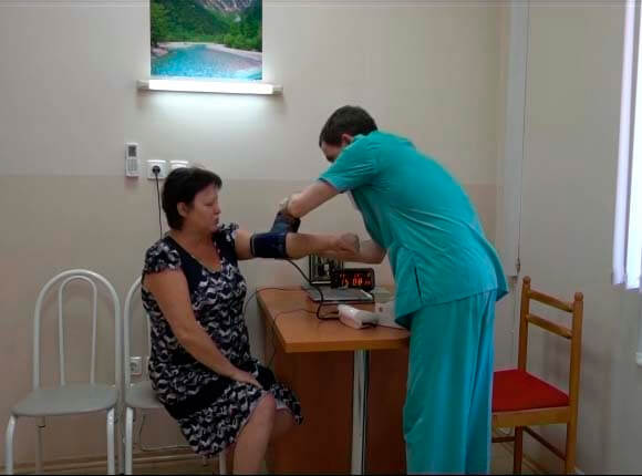 В больнице Новороссийска пациентов лечит незрячий массажист