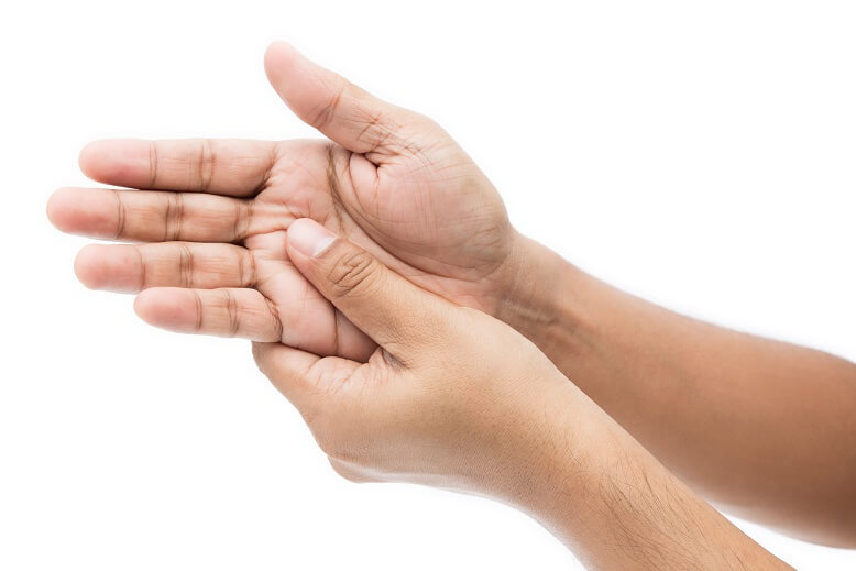 Рука и сердце: о каких болезнях сигнализирует онемение рук по ночам