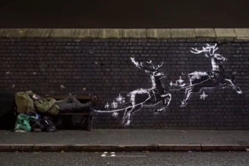 Уличный художник Бэнкси представил свою новую Рождественскую работу
