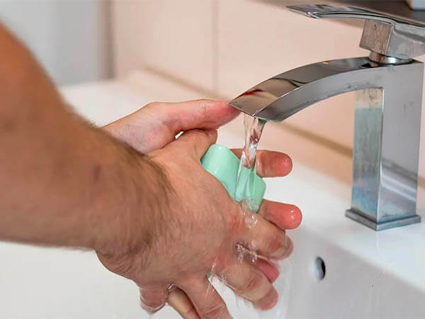 Как мыть руки? Половина людей делает это неправильно