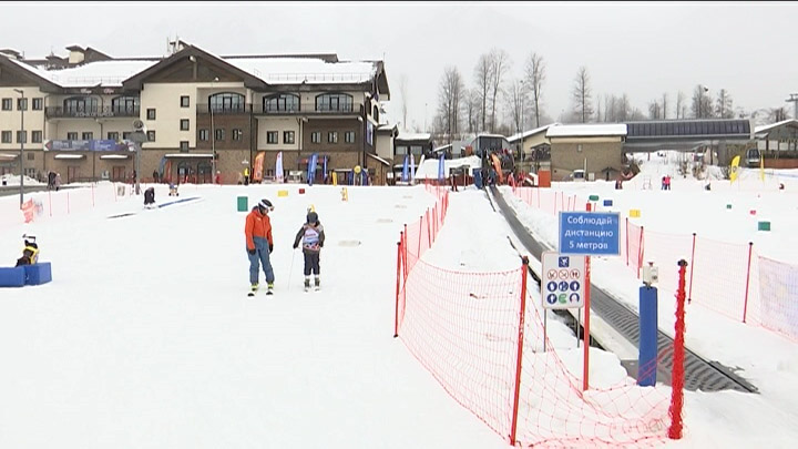 В Сочи детей с ментальными расстройствами и инвалидов учат кататься на лыжах