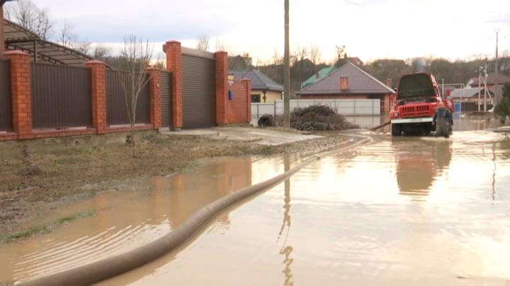 Подтопленцы из Горячего Ключа продолжают откачку воды из домов и подвалов