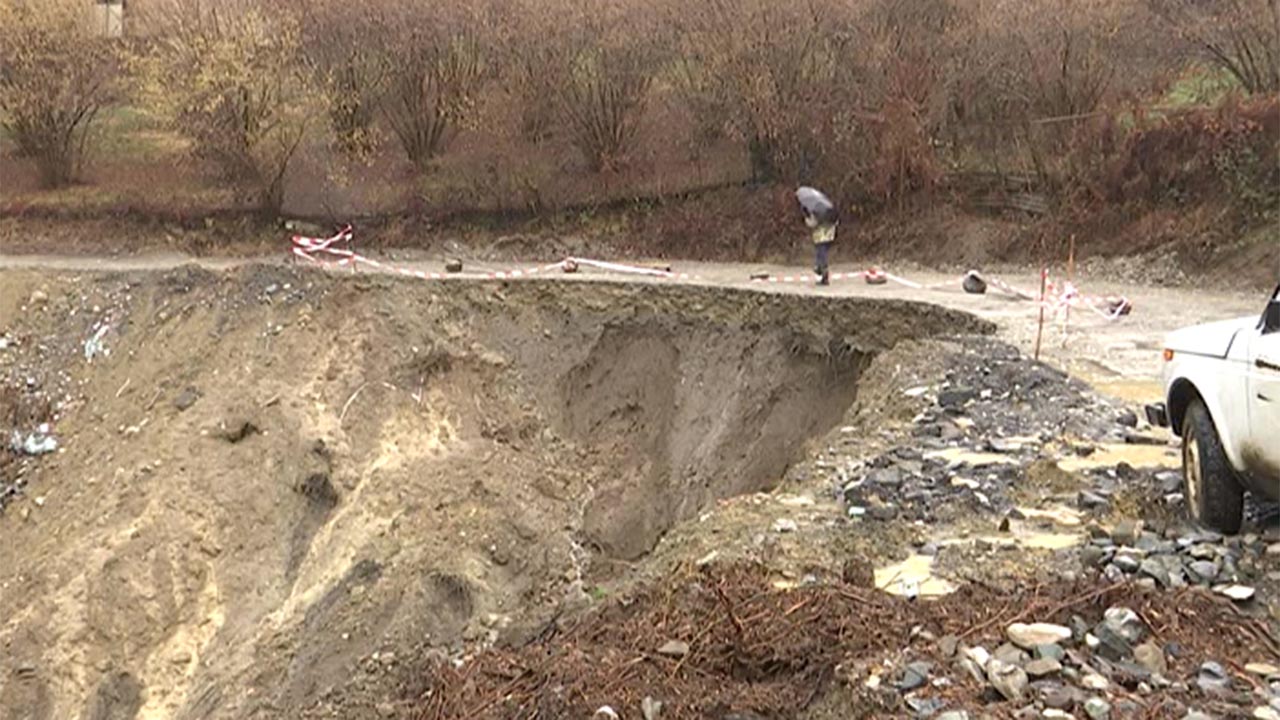В Сочи за частично обрушенной дорогой установили круглосуточное наблюдение