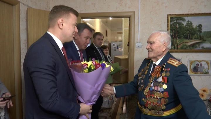 В Краснодаре поздравили ветерана Николая Давыдова с Днем защитника Отечества