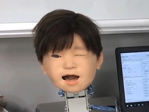 В Японии робота-ребенка учат реагировать на боль