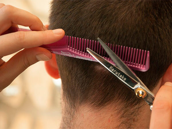 Красота требует жертв: поход в парикмахерскую может завершиться опасной болезнью