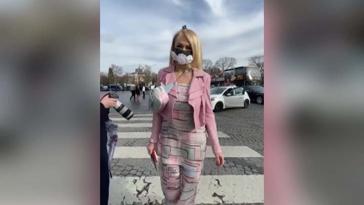 В Краснодаре дизайнер и швея раздали жителям партию авторских защитных масок