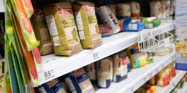 Ретейлеров в России попросили снизить цены на социально значимые продукты