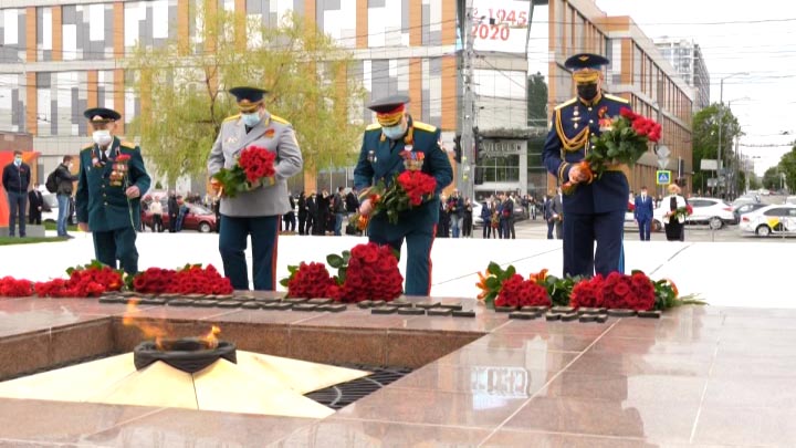 В Краснодаре казаки возложили цветы к Вечному огню на площади Памяти героев