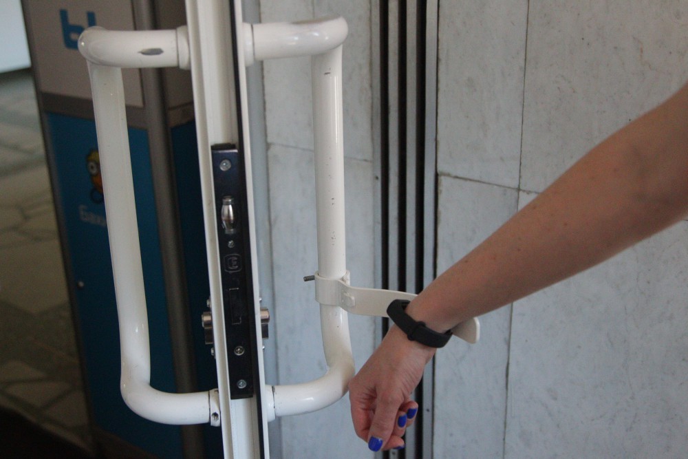 В России придумали устройство, чтобы открывать двери почти без контакта с ручкой