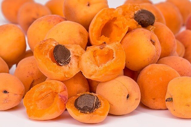 Природный яд: из-за поврежденных косточек фруктов можно отравиться цианидом