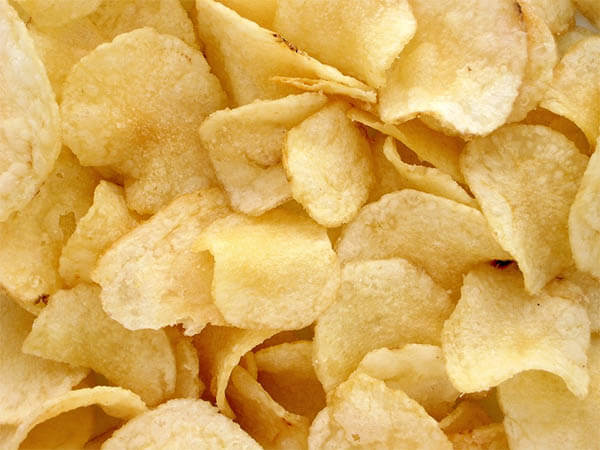 Диетолог: маленькая упаковка чипсов не вреднее фруктов