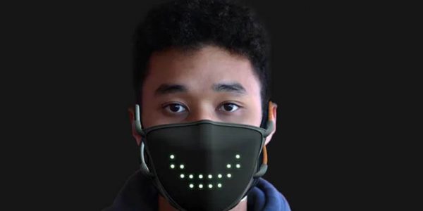 Разработчик видеоигр создал защитную маску, которая выражает эмоции смайлами