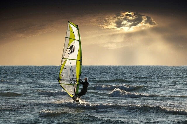 windsurfing-2298647_640