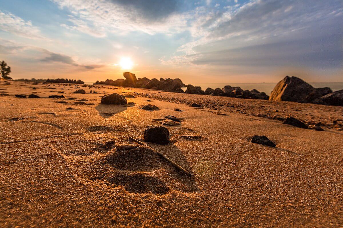 1200px-Sunrise_on_the_Azov_Sea