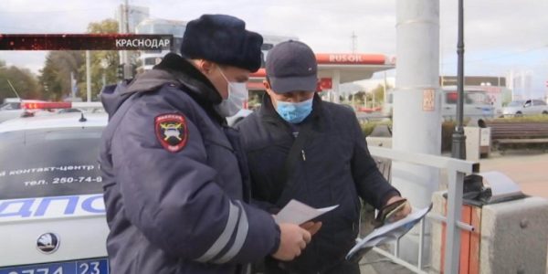 В Краснодаре автоинспекторы ловили любителей перейти на красный сигнал светофора