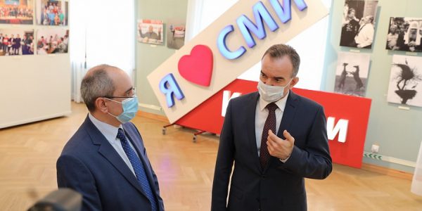 Кондратьев осмотрел выставку к 100-летию районных и городских газет Кубани