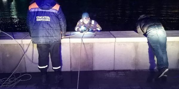 В Новороссийске спасатели ночью вытащили из моря мужчину
