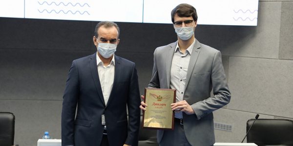 Кондратьев наградил победителей конкурса «Премия IQ года»