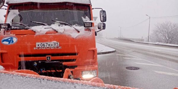 В Краснодаре противогололедными материалами обработали мосты и путепроводы