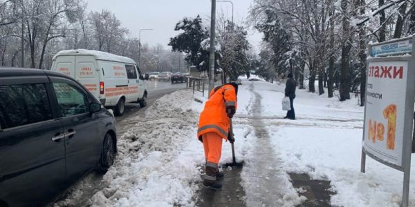 В Краснодаре к расчистке тротуаров от гололеда привлекли более 600 человек