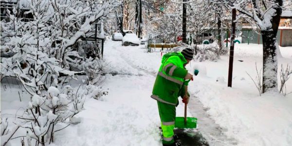 Мэрия Краснодара потребовала от управляющих компаний убрать снег во дворах
