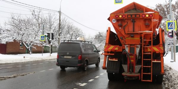 В Краснодаре от гололеда обработали около 200 участков дорог