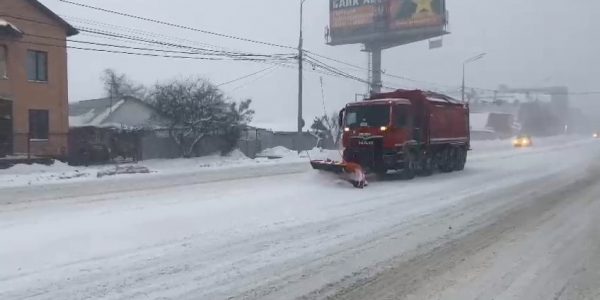 В Краснодаре к расчистке дорог от снега привлекли 595 человек и 81 спецмашину