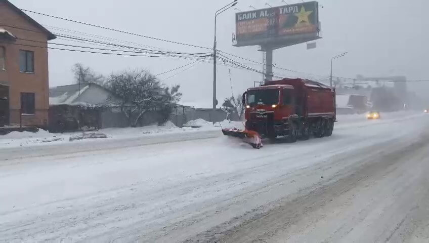 В Краснодаре к расчистке дорог от снега привлекли 595 человек и 81 спецмашину