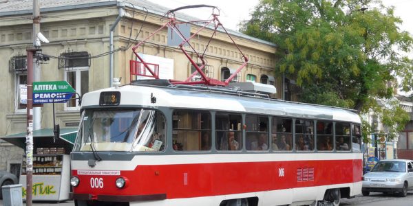 Из-за машины на путях изменили движение трамваев № 2 и 4 в Краснодаре