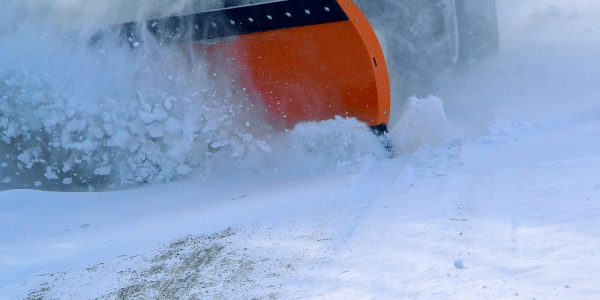 Снег на дорогах Кубани убирают более 3,5 тыс. спецмашин
