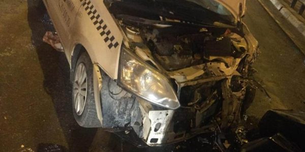 В Армавире таксист на мосту вылетел на встречку и протаранил два автомобиля